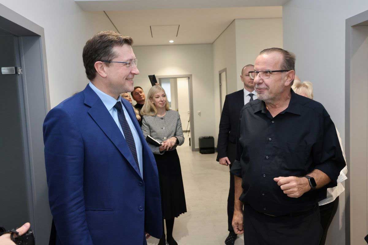 Глеб Никитин во время визита в немецкую деревню Кирша