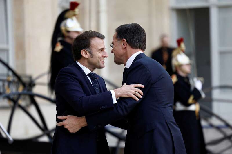 Эммануэль Макрон приветствует генерального секретаря НАТО Марка Рютте (Фото: REUTERS/Abdul Saboor)