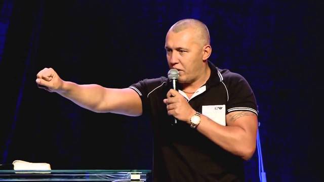"Постоянно ходят в синяках": экс-горничная рассказала о жестокостях "апостола" известной секты
