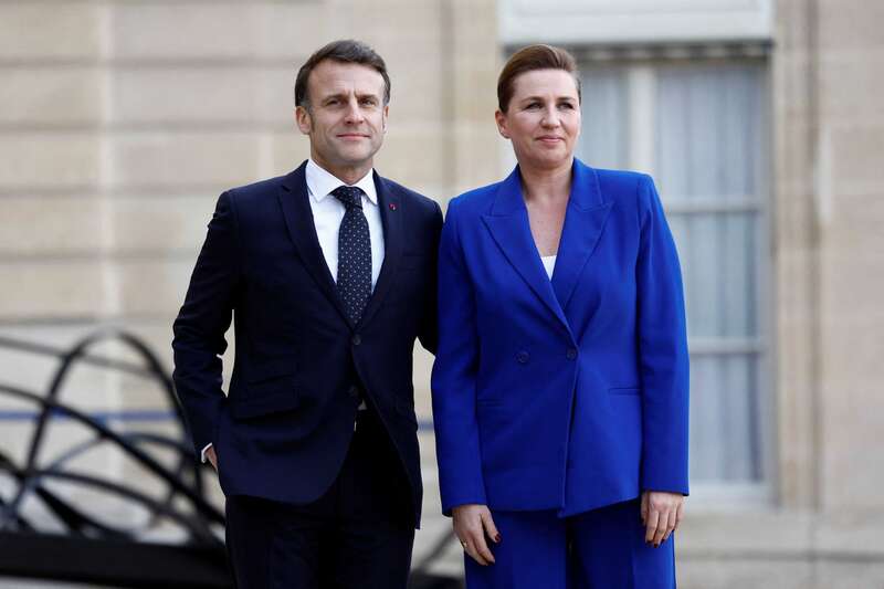 Макрон встретил премьер-министр Дании Мэтте Фредериксен (Фото: REUTERS/Abdul Saboor)