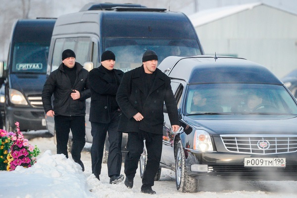 Проводили по-королевски: На похороны авторитетов в России собираются целые города. Чем они это заслужили?