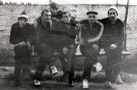 Впереди слева воры в законе: 1) Гела Кипиани, 2) Тариел Ониани (Таро), 3) Темури Немсицверидзе (Црипа), 4) Автандил Чихладзе (Квежо), 5) Вахтанг Чочия (Вато); сзади: Николай Сохадзе (Коки) eqitrihhiqdtkmp