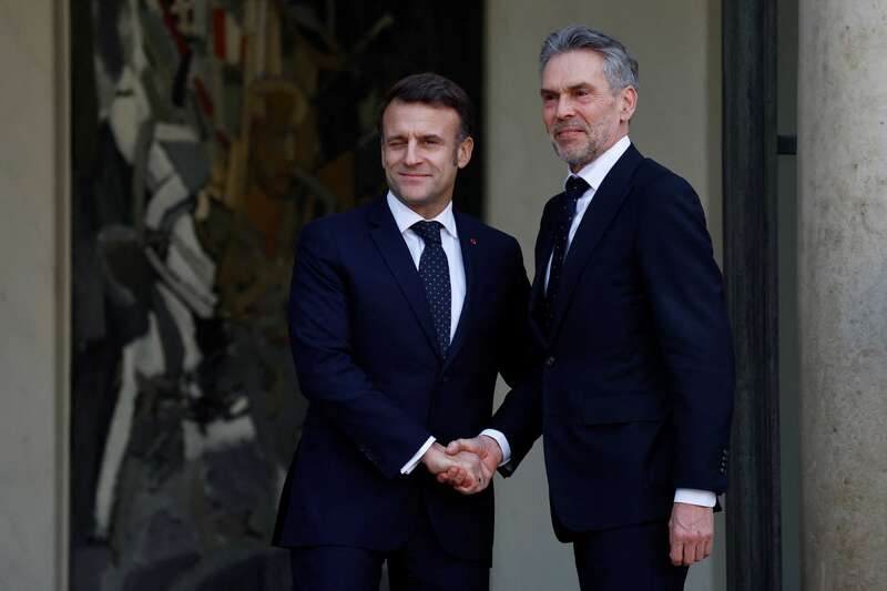 Эммануэль Макрон и премьер-министр Нидерландов Дик Шуф (Фото: REUTERS/Abdul Saboor) qtdidrtixhiddkkmp