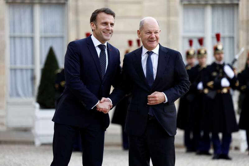 Эммануэль Макрон и канцлер Германии Олаф Шольц (Фото: REUTERS/Abdul Saboor)