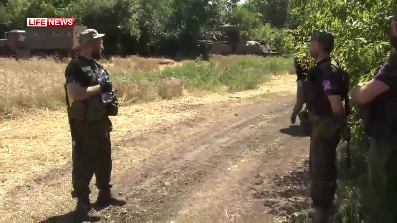Бойцы сепаратистов в районе Степановки Донецкой области, в нескольких километрах от места пуска ракеты, сбившей MH17. На заднем плане виден ЗРК &laquo;Стрела-10&raquo;.