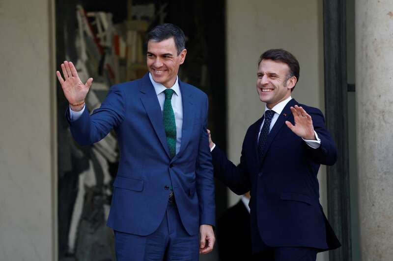 Эммануэль Макрон и премьер-министр Испании Педро Санчес (Фото: REUTERS/Abdul Saboor)